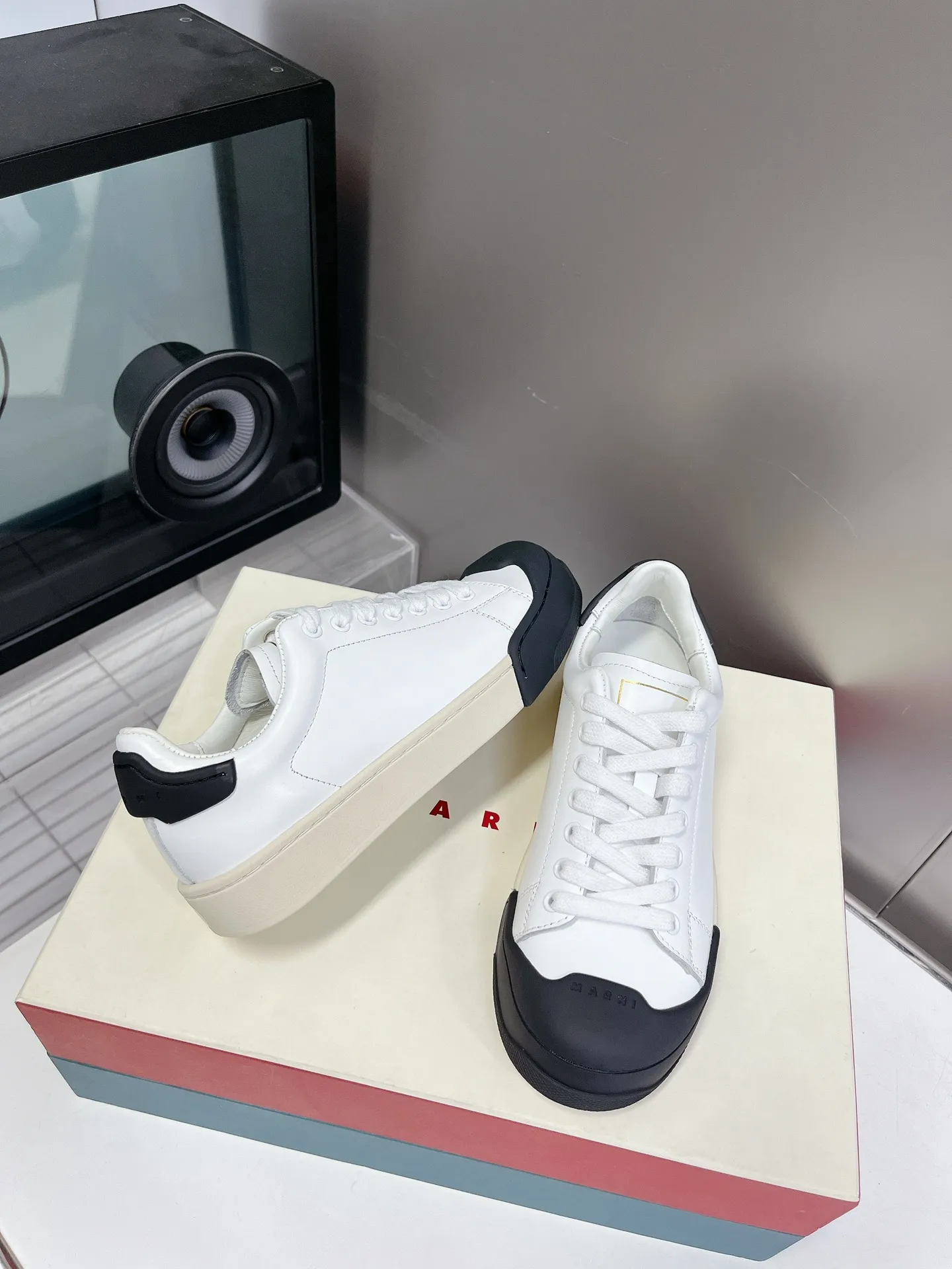 👟👟Ex-factory price 520👟👟 MARNI Mani DADA BUMPER series casual sports shoes shell toe biscuit shoes white shoes. The front and back of the shoes are equipped with rubber protective layers. On the one hand, it increases the wear resistance of the shoes. On the other hand, MARNI uses its good color combinations here. BUMPERs of different colors become the finishing touch of the white shoes, improving the fashion. The uppers are handmade from soft Italian calfskin, which has excellent breathability and elasticity. The special waffle sole (with a diamond pattern like a waffle) is more lightweight, non-slip and wear-resistant. Exquisite packaging at the delivery counter 🛍📦 ▪️Fabric: Original customized imported first-layer cowhide ▪️Inner lining: Original imported soft sheepskin ▪️Sole: Original molded TPU outsole ▪️Sole thickness: 3CM ▪️Size: 35-40